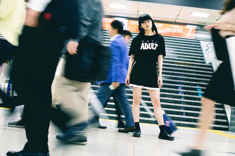 【NAP】渡辺淳之介、TANGTANGとのコラボTシャツを発表、モデルはBiSアヤ・エイトプリンス