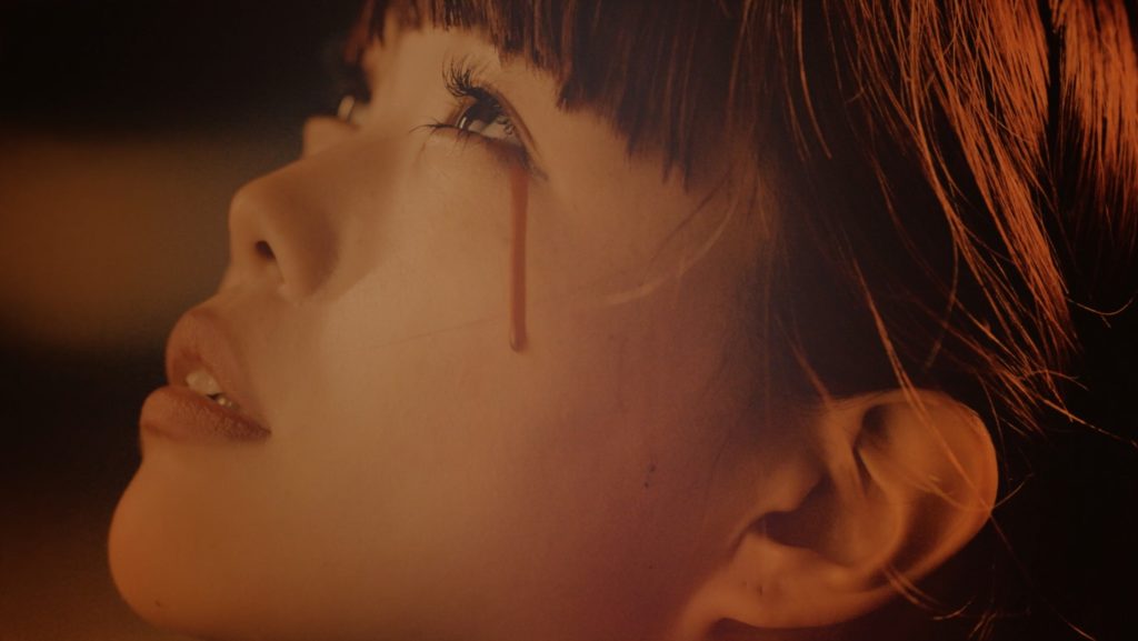 BiSH、アイナが血の涙を流す新曲「DiSTANCE」ティザー映像公開