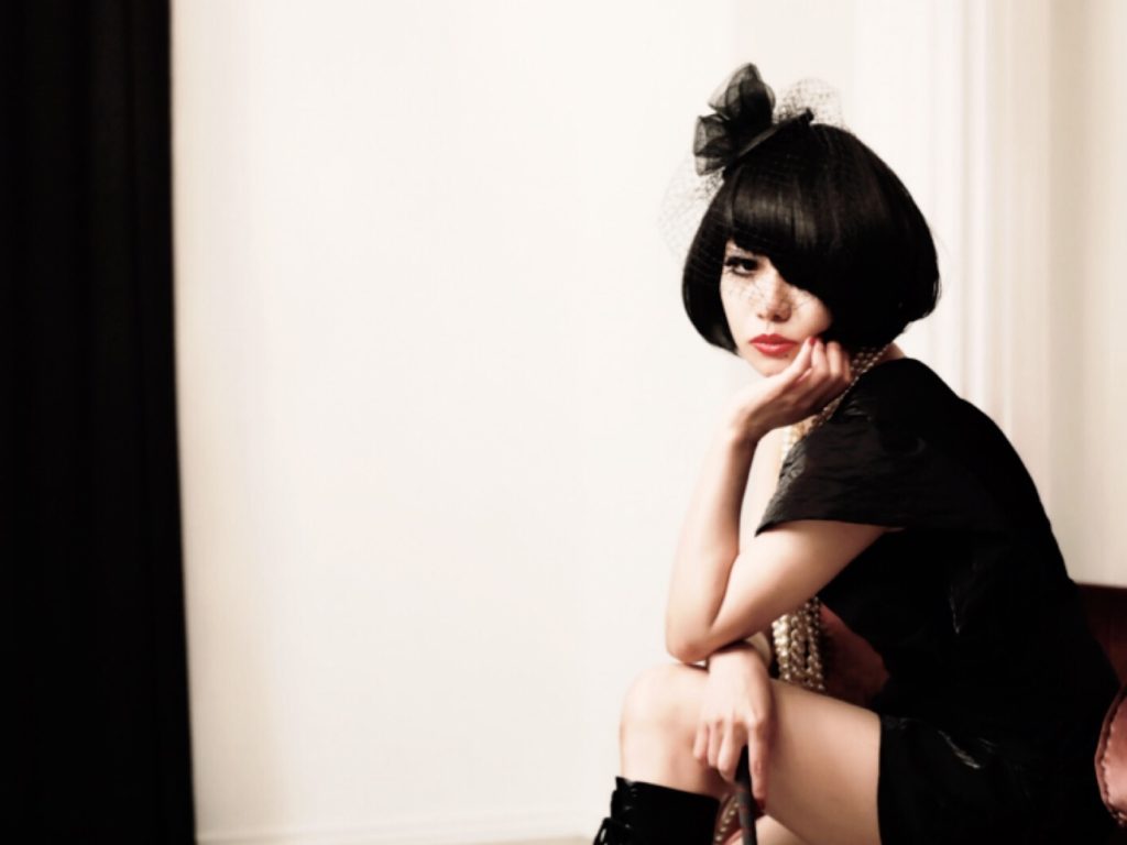 キノコホテルのマリアンヌ東雲、初のソロ・アルバムを11月にリリース