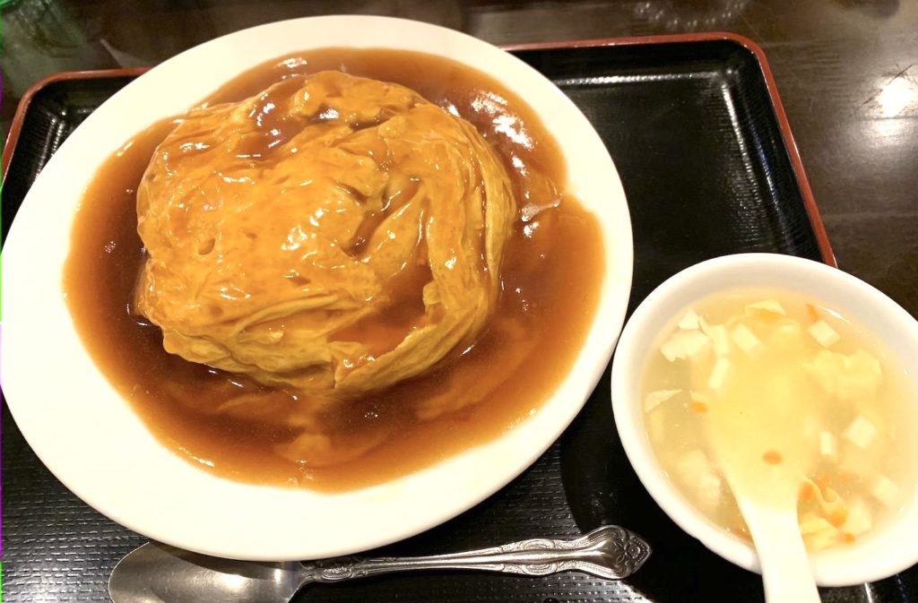 天津飯放浪記第42回 王さんの菜館「下北沢で出会った、ド派手な看板と裏腹にシンプルでストレートな天津飯」