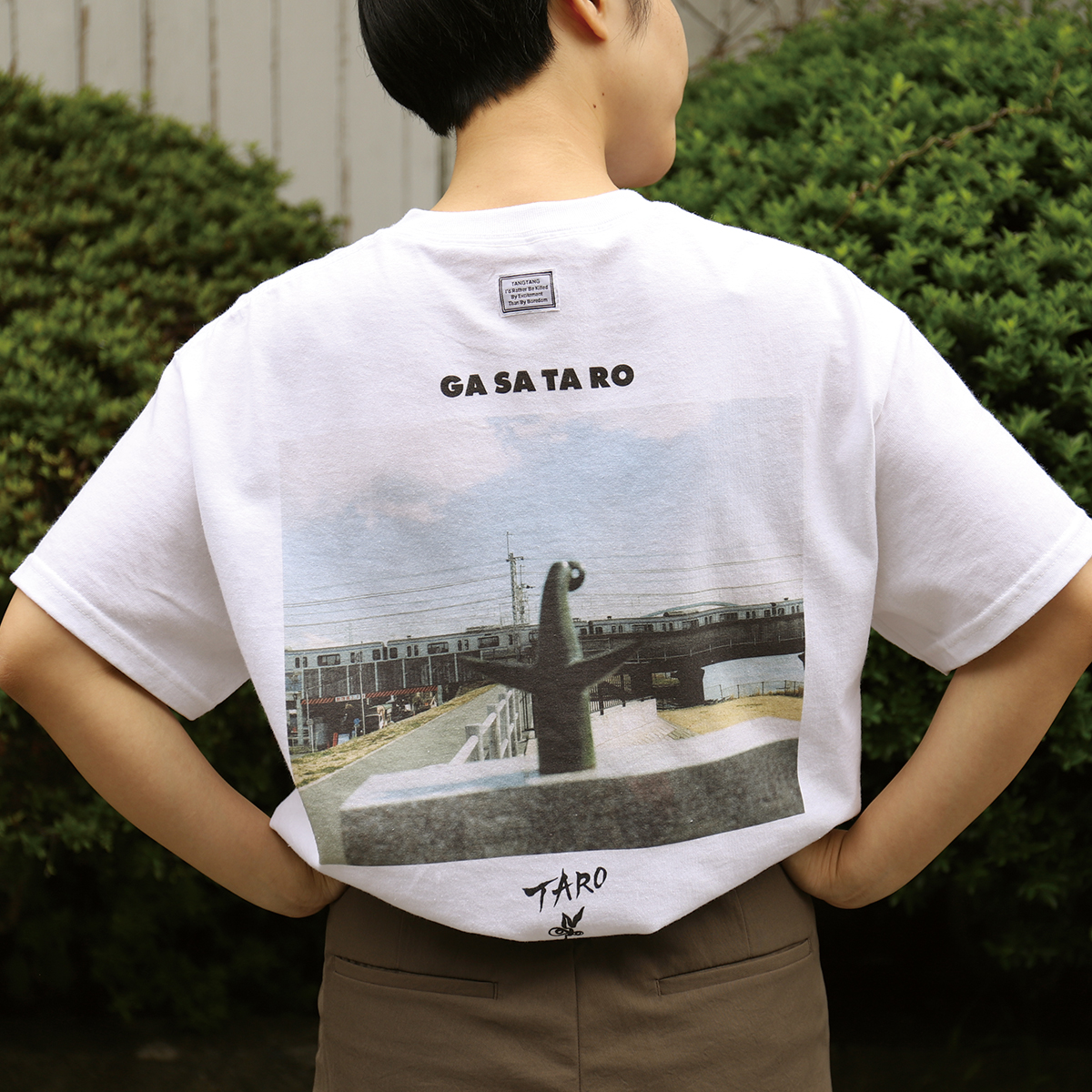Tシャツレーベル「GASATANG」が岡本太郎作品とコラボ、太陽の塔を 