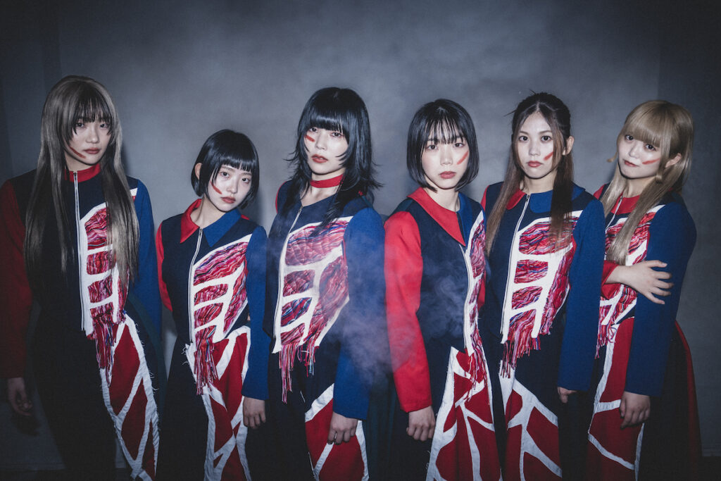 LiVSが1年ぶりの新衣装で新ビジュアル公開、衣装制作は外林健太が担当