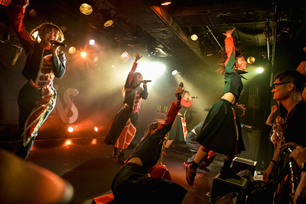 【LIVE REPORT】LiVSが渋谷で「絶対に解散しない」と宣言！ 12月にグループ史上最大規模WWWXワンマンに挑む