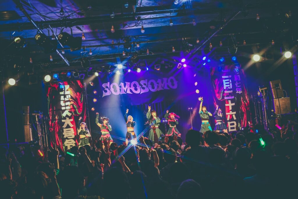 【LIVE REPORT】SOMOSOMO、過去を7人で塗り替えたリキッドルームワンマン　物語はZepp Shinjukuへ
