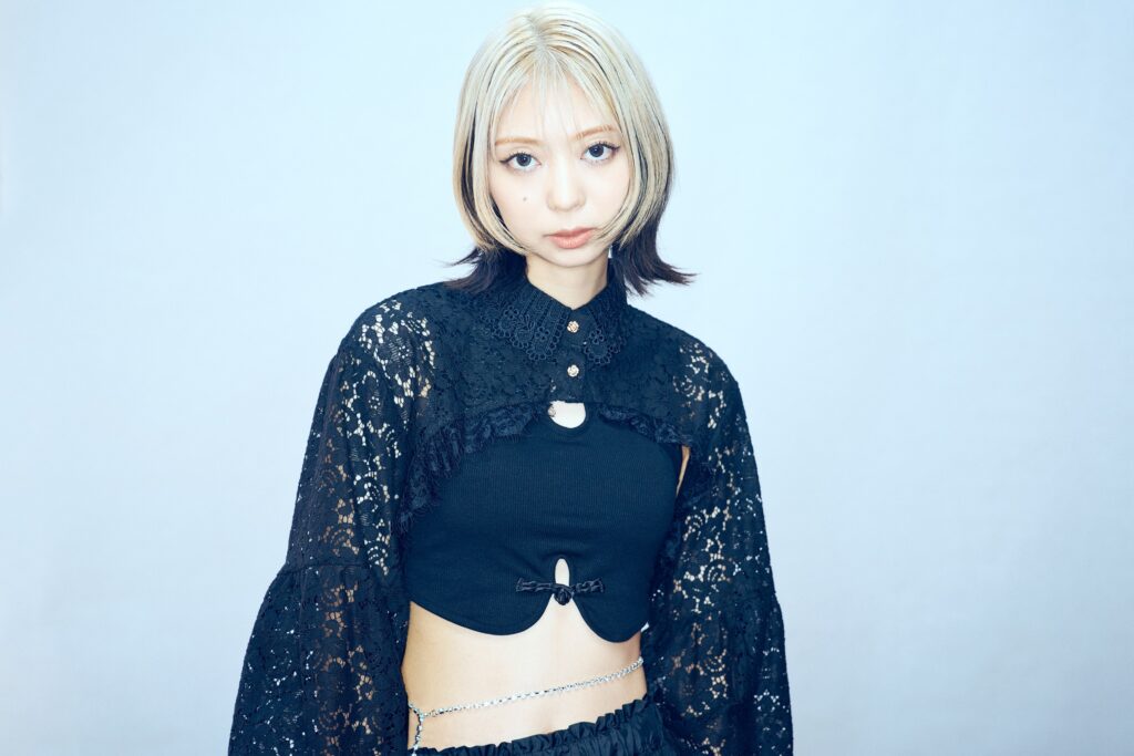竹内アンナ、新曲「真昼のランデヴー」ジャケ写＆ティザー映像公開