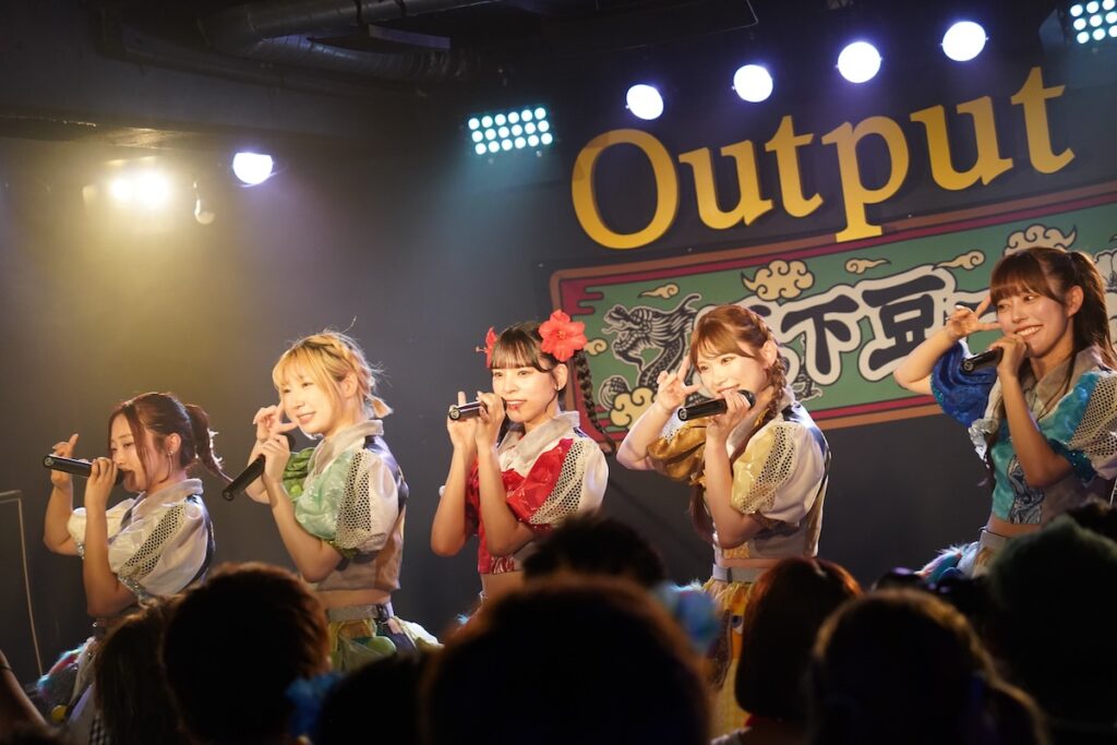 豆柴の大群、沖縄FC限定イベントでレア曲続出＆ナオが「残酷な天使のテーゼ」熱唱、豆粒だけに見せた信頼のステージ
