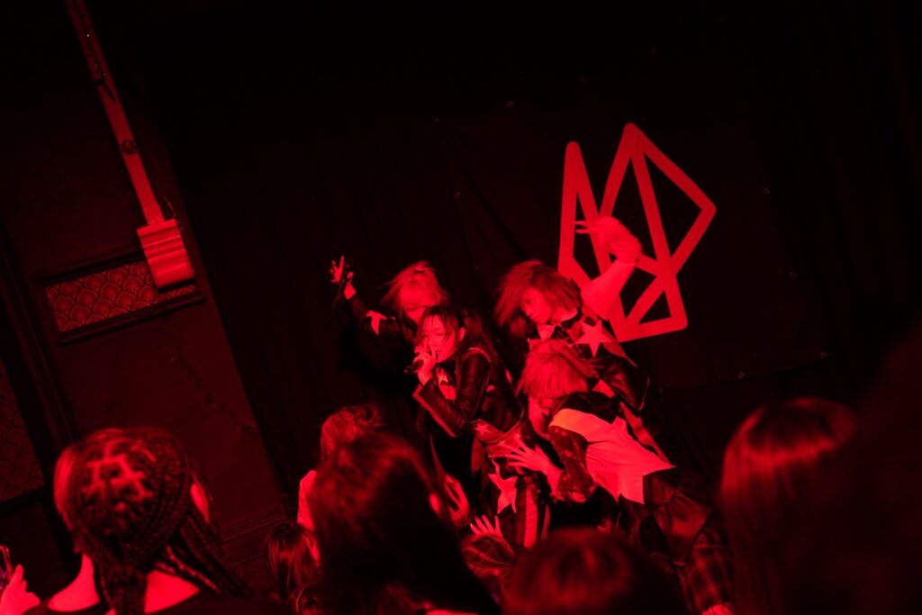 【現地ルポ】ASP英国ツアー2日目マンチェスター公演――汗と歓声に包まれた濃密な100分