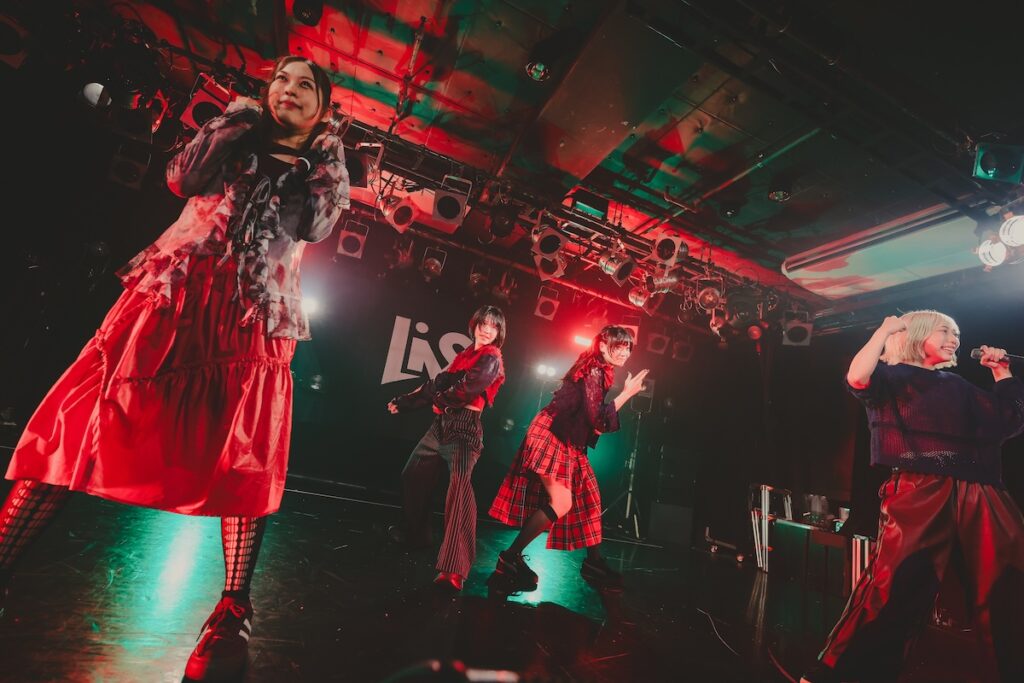 【LIVE REPORT】LiVS＜人間最高ツアー＞完走、大森靖子提供曲「私アイドルじゃないです」で見せた新たな決意