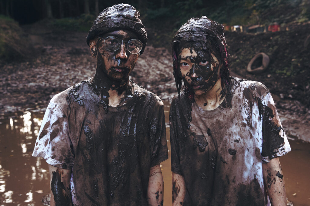 鈴木実貴子ズ、47都道府県路上ライブツアー開催発表、泥に塗れた新ビジュアルも