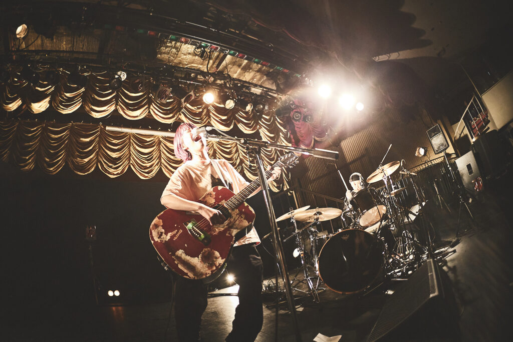 【LIVE REPORT】鈴木実貴子ズ、魂の叫びと深い感謝、鶯谷ダンスホール新世紀ワンマンで＜危機一発＞