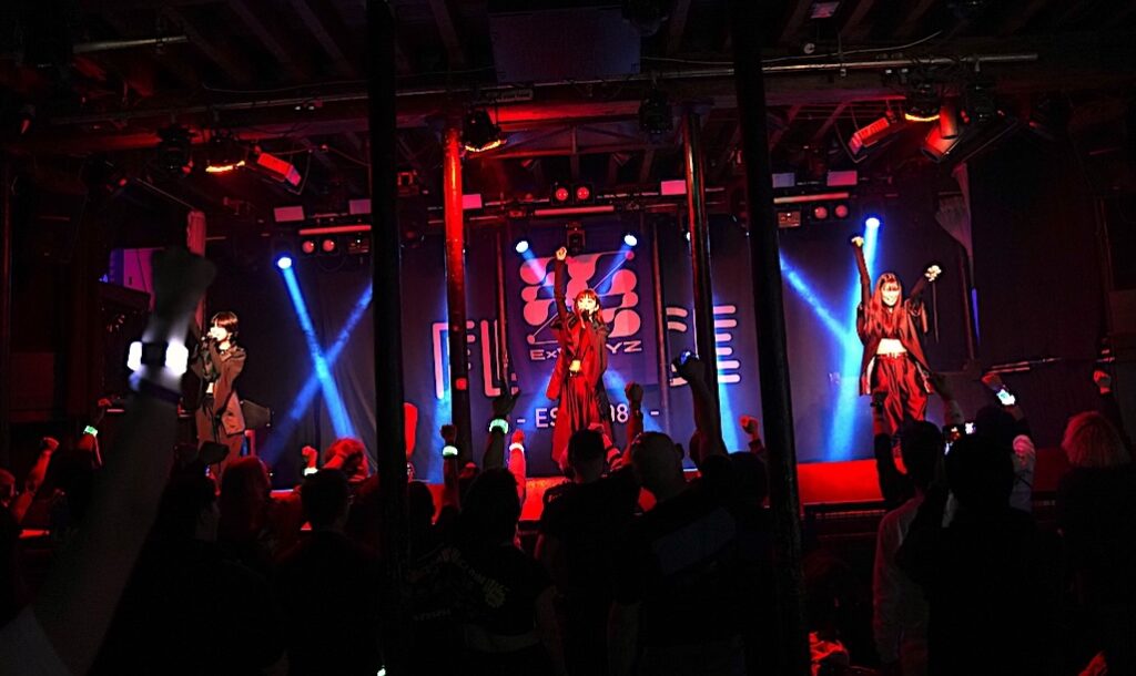【現地ルポ】ExWHYZ初のイギリスツアー開幕、音楽都市ブリストルに響いた3人の歌声