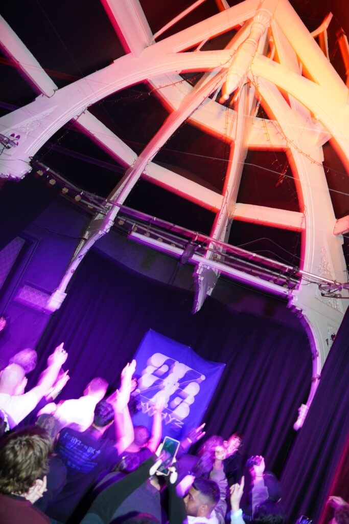 【現地ルポ】ExWHYZ初のイギリスツアー2日目マンチェスター公演――伝統的パブに響いた3人の歌声と熱狂