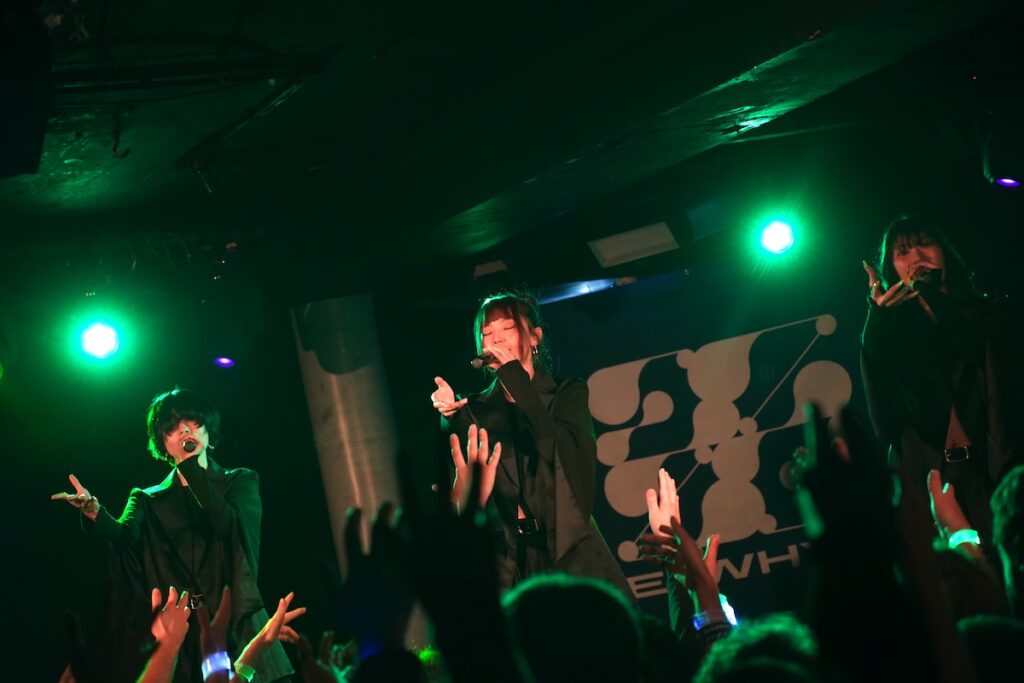 【現地ルポ】ExWHYZ初のイギリスツアーファイナル・ロンドン公演――3人の旅路を締めくくったラストステージ