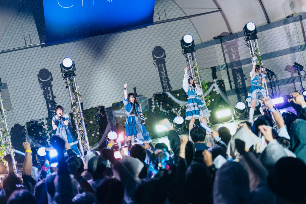 CYNHNが雨の代々木公園に刻んだ、初の野外ワンマン――新曲「春を攫った」初披露、Zepp DiverCity公演を発表