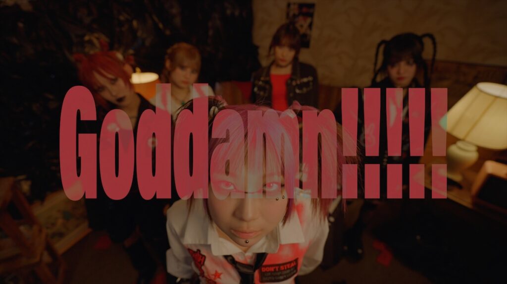LUCYに新メンバー「ペリ・ウブ」加入、新曲「Goddamn!!!!!」MVでサプライズ公開