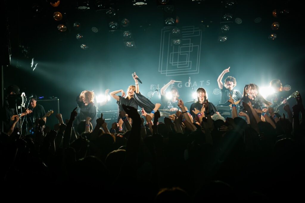 【LIVE REPORT】BLUEGOATS、満員の代官山UNITで掴んだ夜明け―― グループ史上最大のZepp新宿へ