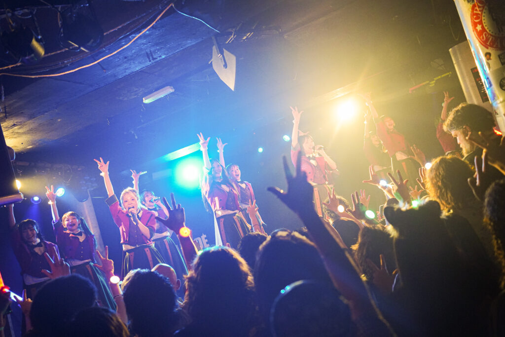 【現地ルポ】GANG PARADE、11人がUKに蒔いた「遊び場」の種──最初で最後のイギリスツアーファイナル・ロンドン公演