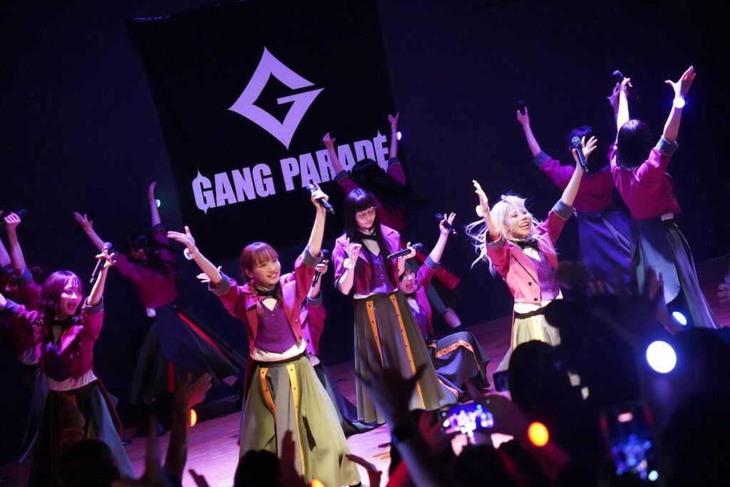 【現地ルポ】GANG PARADE最初で最後のイギリスツアー開幕、マンチェスターの劇場に作り上げた遊び場