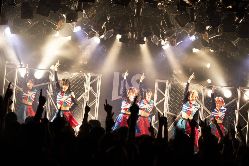 【LIVE REPORT】LiVS、3度目の誕生日を6人で祝った＜NOW＞──現在地を刻み、未来へスイッチを入れた渋谷クアトロ公演