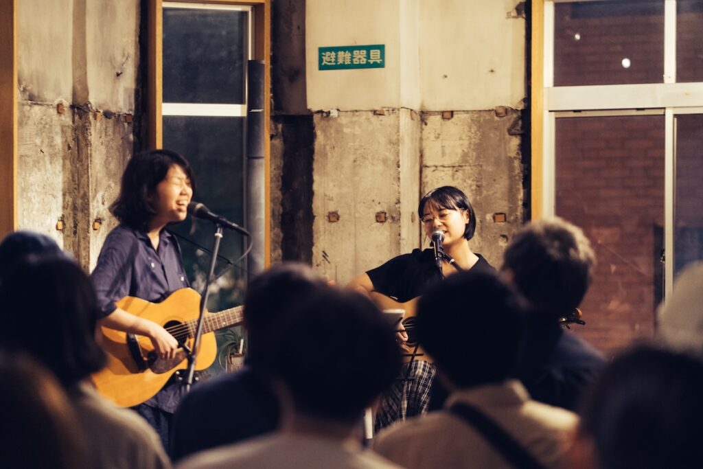 【LIVE REPORT】浮と松井文、築100年のビルの一室で歌う──ベーグル屋発の音楽イベント＜after bake＞初めての夜